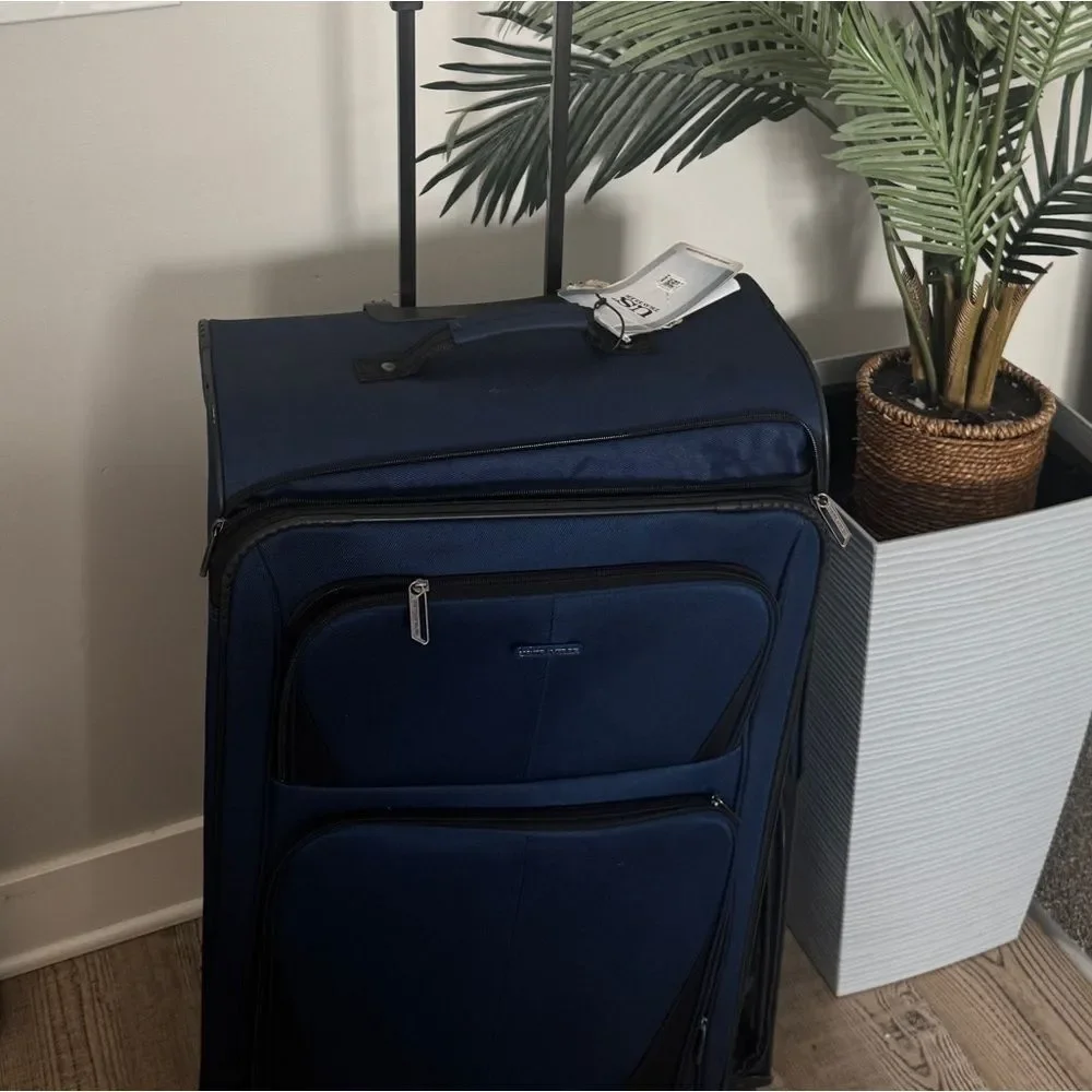 U.S. Traveler Aviron Bay exp. Softside Wheels,Navy, carry on Spinner Luggage